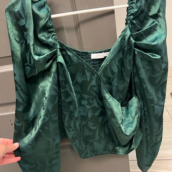 Cropped, long sleeve, silk top from the brand Lush in large - Picture 2 of 2